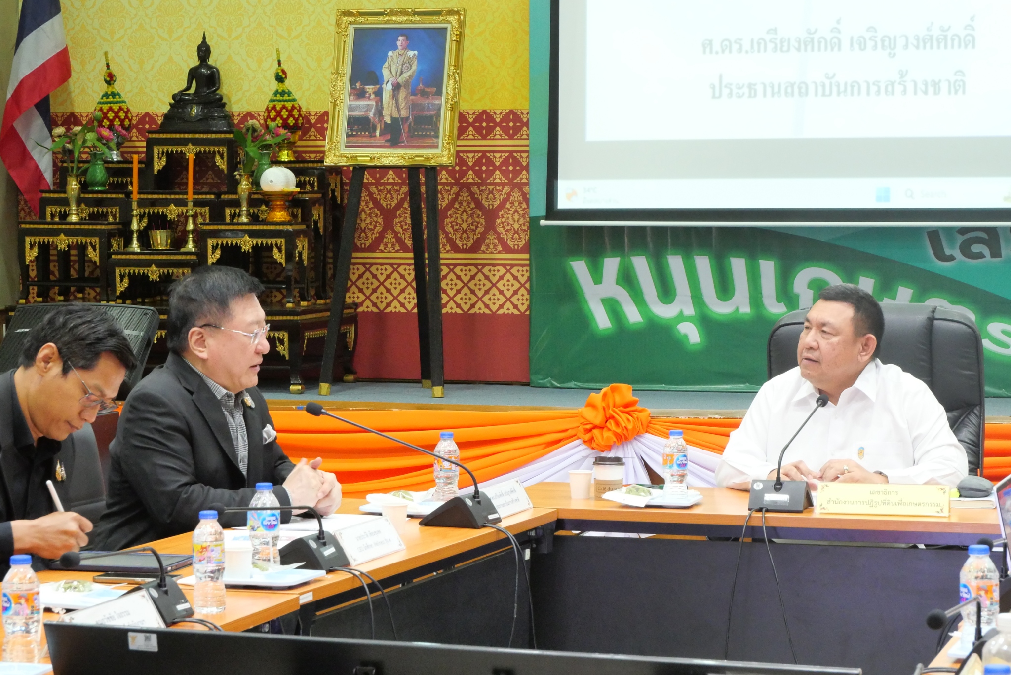 title - สำนักงานการปฏิรูปที่ดินเพื่อเกษตรกรรม ส.ป.ก. ต้อนรับคณะสถาบันการสร้างชาติ (สกสช.)&nbsp;Nation-Buliding Institute (NBI) ในการเข้าเยี่ยมหน่วยงานองค์กรของ ส.ป.ก.